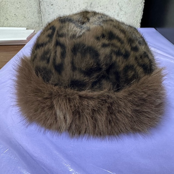 Faux Fur Winter Bucket Hat Leopard - Picture 5 of 6